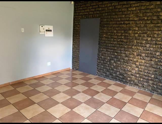 6 BEDROOM HOUSE FOR SALE IN GROOTVALY